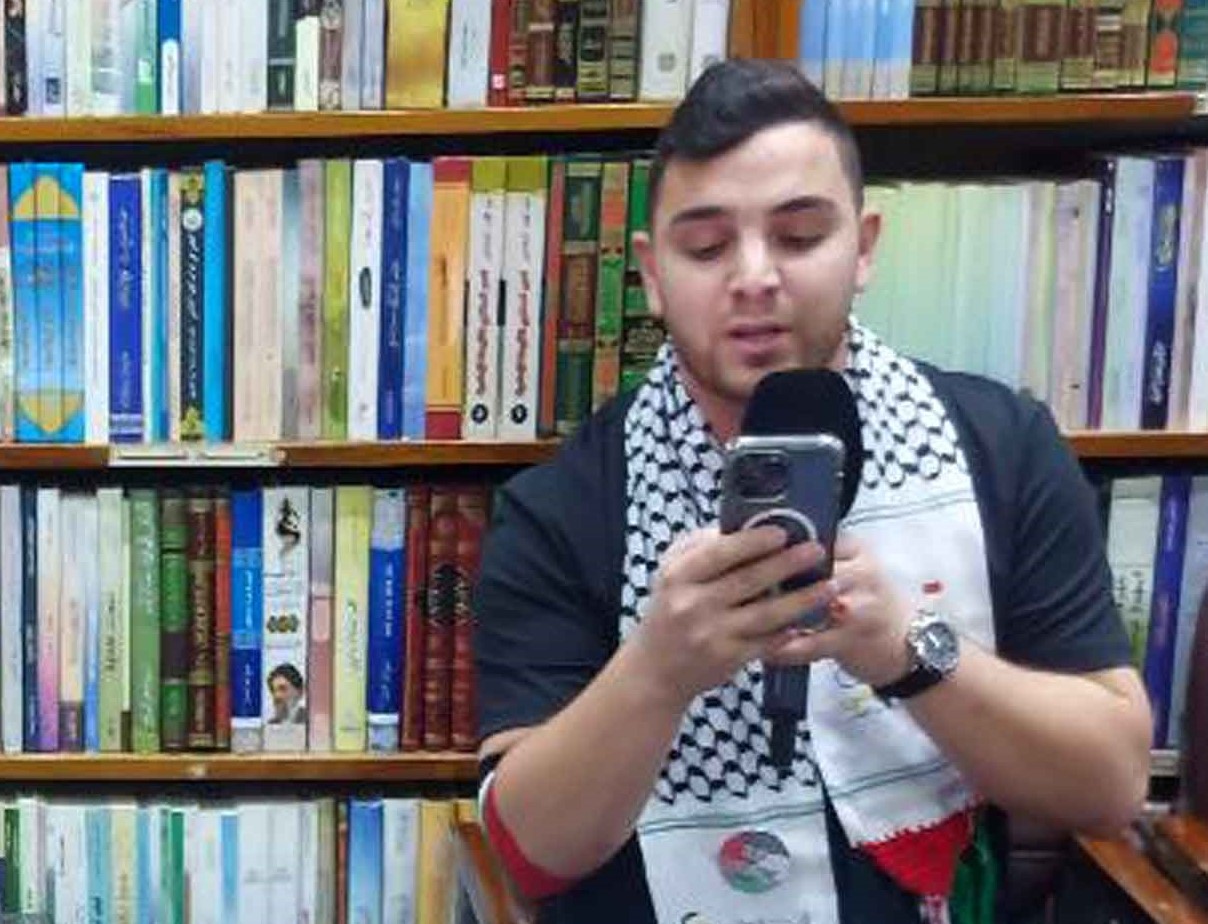 فيديو | زائر فلسطيني ينشد قصيدة بحق الإمام الحسين(ع) عند ممثل المرجعية في كربلاء