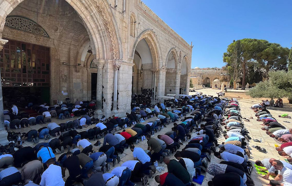 40,000 Palestinians perform Friday prayer at Aqsa