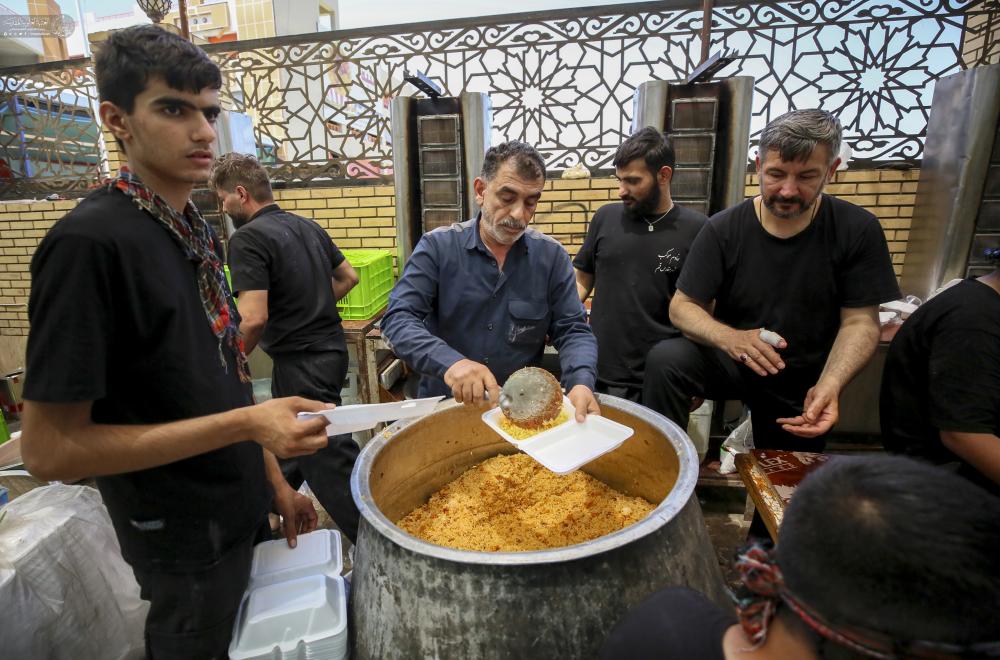 العتبة العلوية تقدم الخدمات على مدار الساعة لزوار الأربعين وتهيئ 16 ألف وجبة طعام يوميا+(صور)