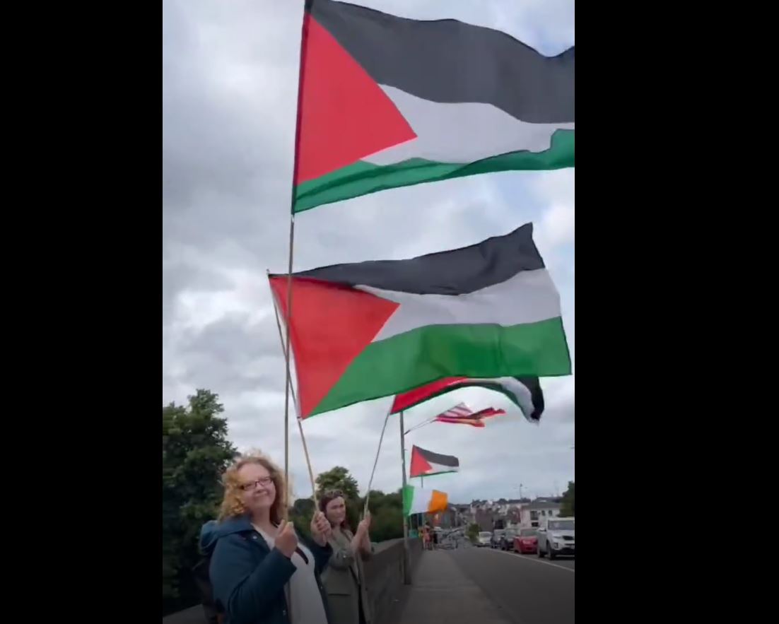 Video: Palestinian flag displayed in Fermoy, Ireland in solidarity with Gaza 