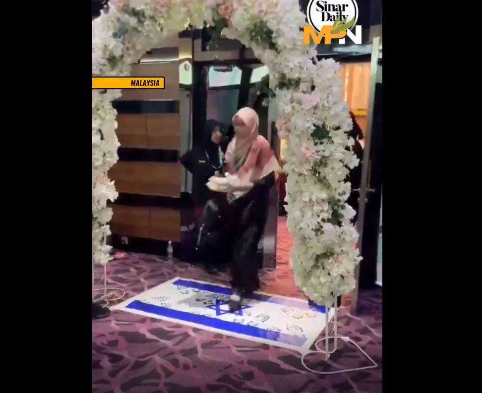 Video: Creativity of a restaurant in Malaysia in using flag of Zionist regime