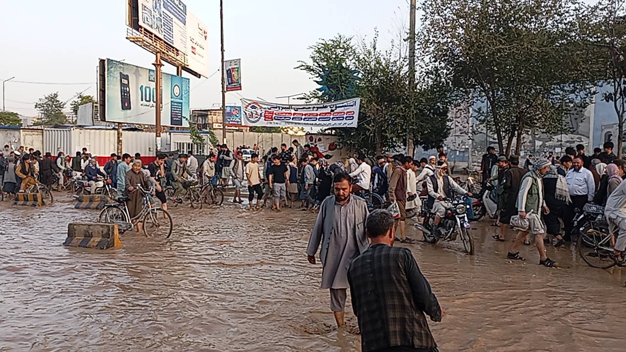 جاری‌شدن سیلاب در منطقه شیعه‌نشین پایتخت افغانستان + عکس 