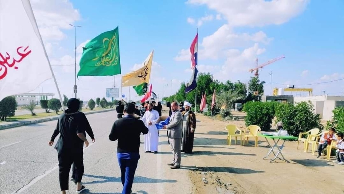 ویدئو | خدمت رسانی فرزند یکی از مراجع تقلید به زوار اربعین