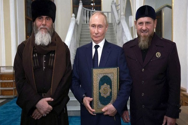  Russian president Putin kissing of Quran in Grozny drwas mixed reactions