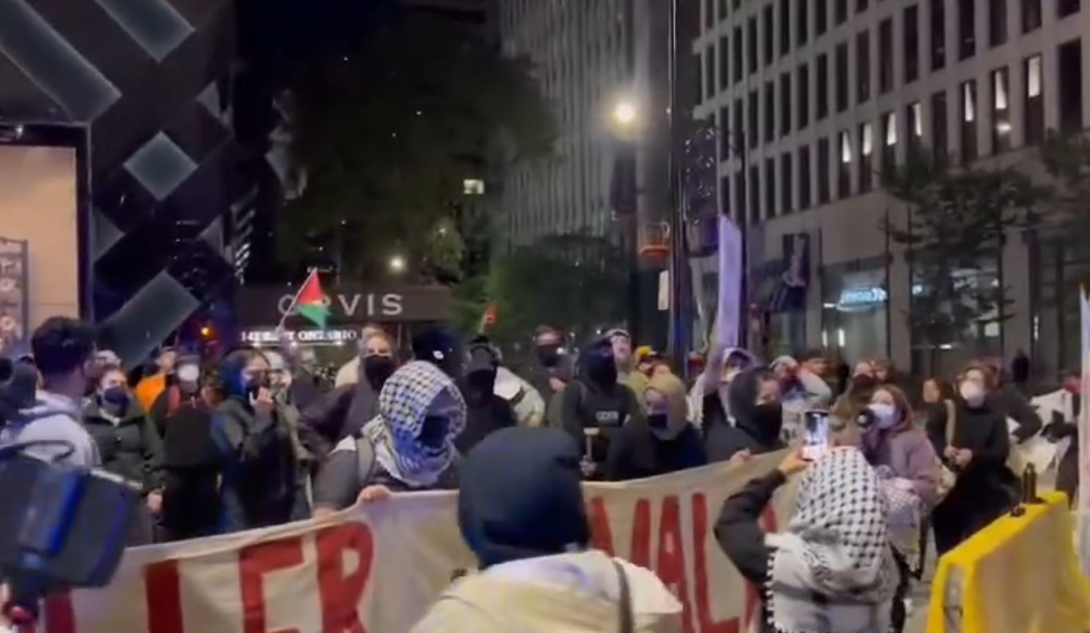 Video: "Killer Kamala, Gaza Speaks!" Palestine supporters gathered outside Kamala Harris's hotel in Chicago 
