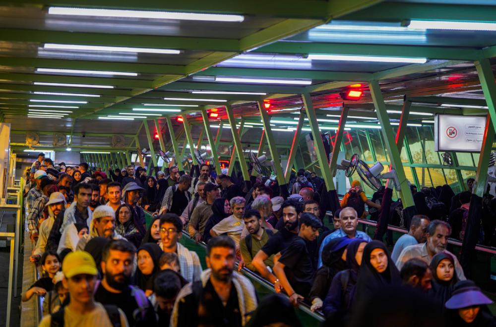 مبادرة العتبة العلوية..منظومة السلالم الكهربائية يستفيد منها 400 ألف زائر أربعيني بمعدل 3-6 آلاف لكل سلّم بالساعة+(صور)