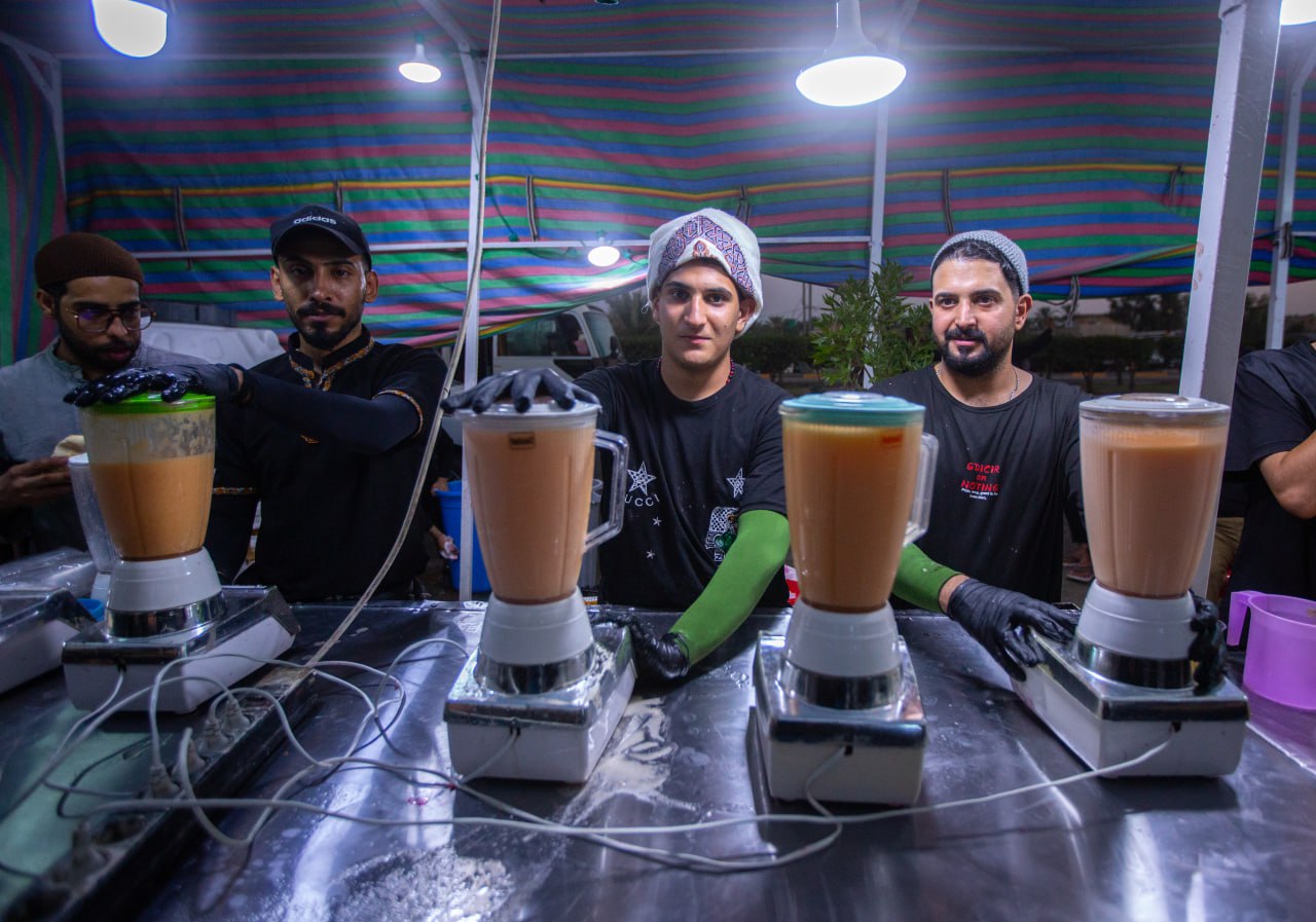 موكب حسيني يستخدم (5 ــ 6) اطنان من الفاكهة ليقدمها عصائر طبيعية لزوار الأربعين+(صور)