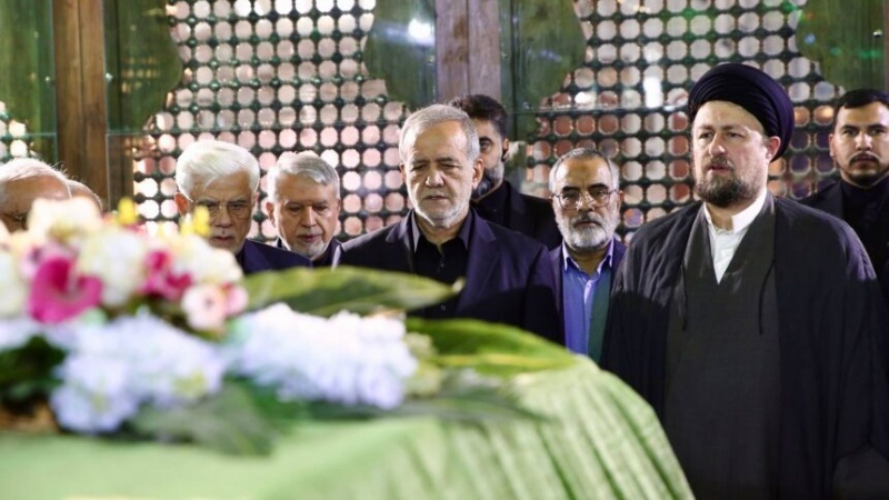 Presidente e suoi ministri al mausoleo Imam Khomeini per stringere patto di fedeltà con fondatore della rivoluzione islamica