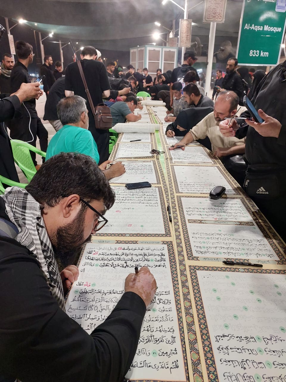 تحت عنوان "عهداً مع القران"..زوار الإمام الحسين(ع) يشاركون بخط المصحف الشريف في زيارة الأربعين+(صور)