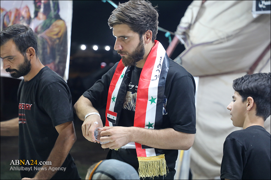 فيديو/ اقامة اول موكب سوري يخدم زوار الإمام الحسين(ع) في مسير الأربعين(2)
