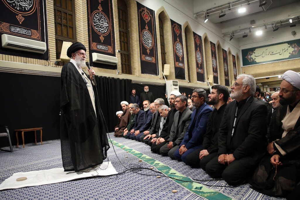 Imam Khamenei: Ang labanan sa pagitang harap ni Imam Hussain (as) at sa harap ng mga pang-aapi ay walang katapusan