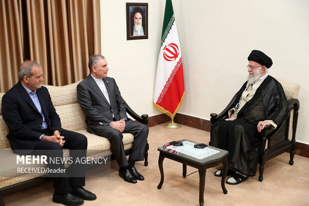 ئایەتوڵا خامنەیی: پێوەندییەکانی ئێران و تورکمانستان پەرەپێبدرێت