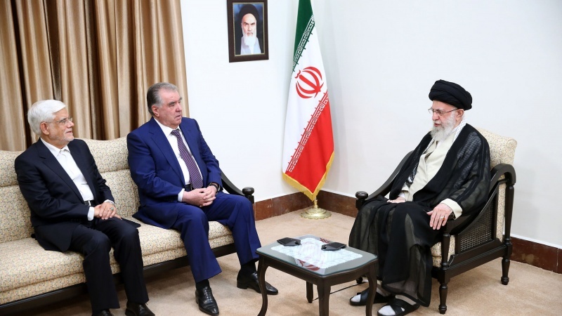 Leader della Rivoluzione ha apprezzato presidente del Tagikistan per suoi sforzi volti a diffondere lingua Farsi