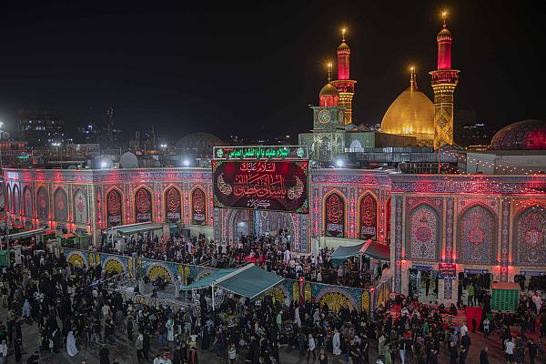 جموع المؤمنين تحيي ليلة الجمعة عند مرقد أبي الفضل العباس (عليه السلام) 
