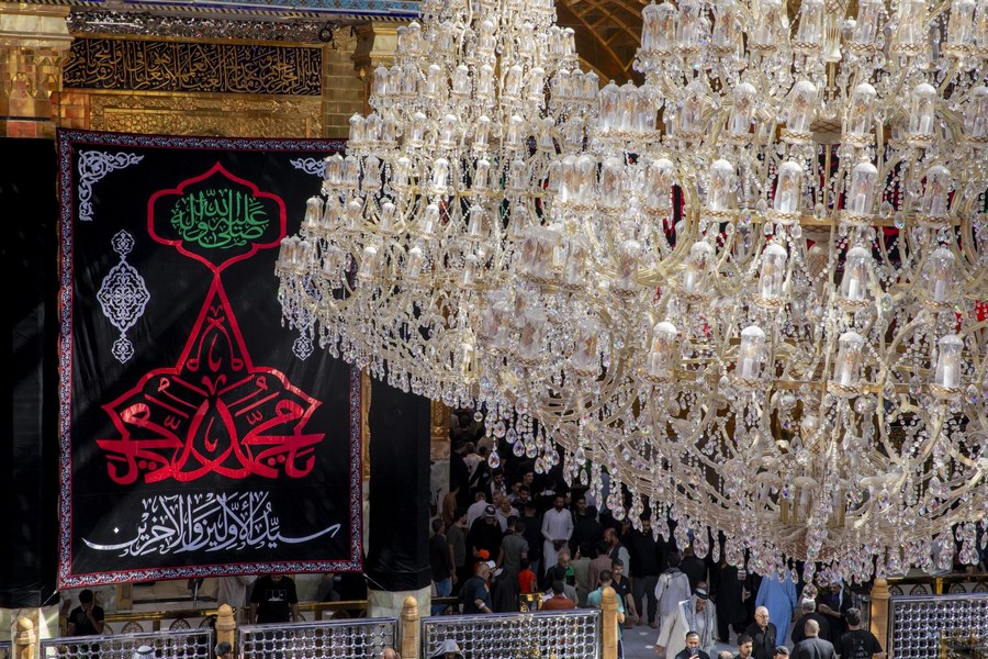 نشر السواد ولافتات الحزن بذكرى وفاة رسول الله (ص) في العتبة العباسية 