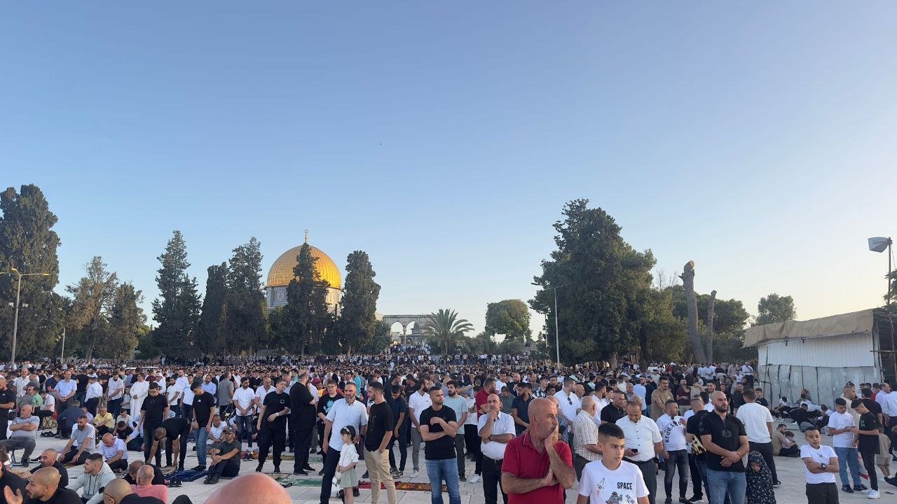 40,000 Palestinians perform Friday prayer at the Aqsa Mosque