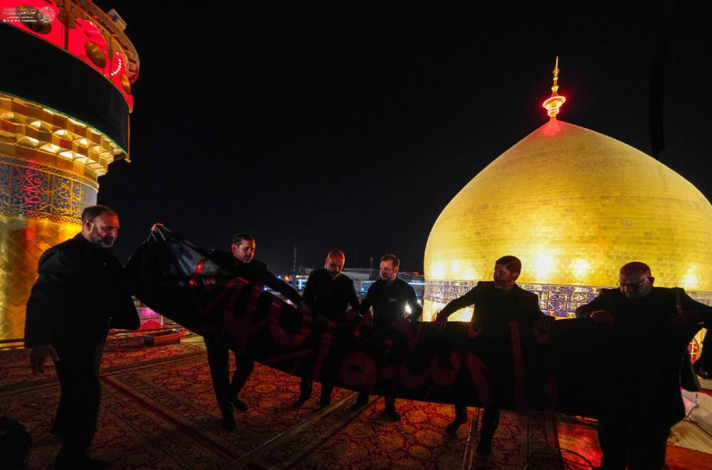 رفع راية الحزن حدادًا على رحيل النبي محمد (ص) في  العتبة العلويّة المقدّسة + صور