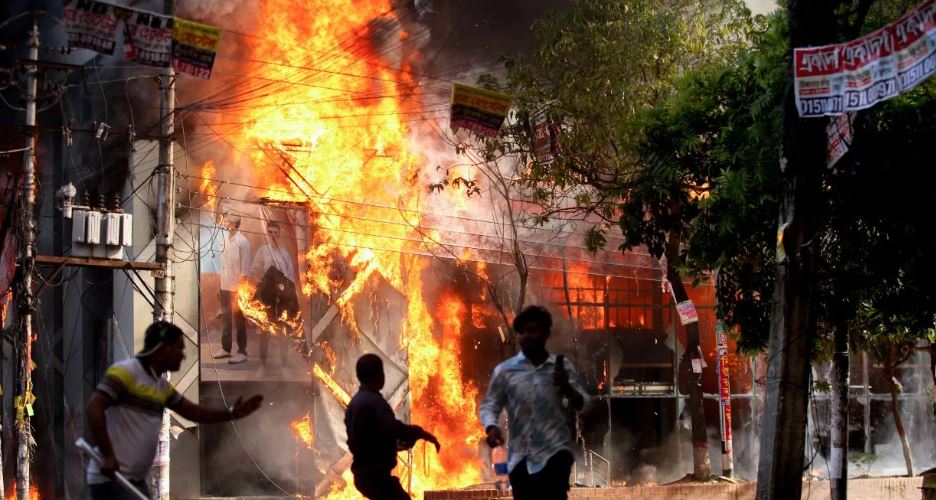 बांग्लादेश में हिंसा का तांडव, आगजनी, कर्फ्यू, अब तक 93 की मौत