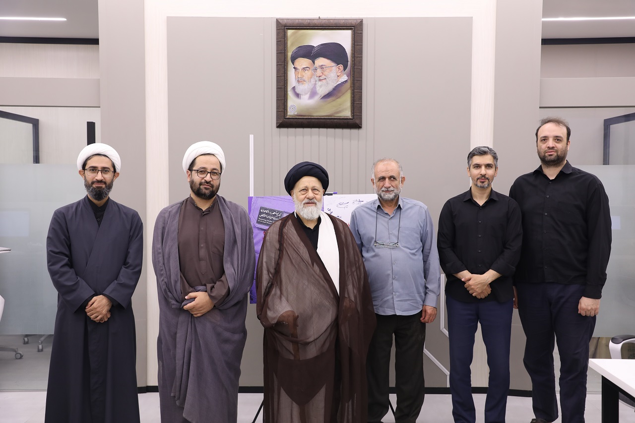  آية الله سجادي أحد تلامذة سماحة الإمام الخميني (ره) يتفقد وكالة أبنا + صورة