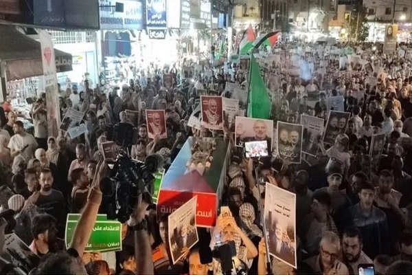 Symbolische Beerdigung des Leichnams des Märtyrers Ismail Haniyeh in Jordanien