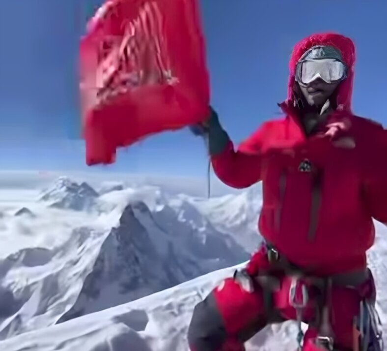 Pakistani Shia Muslim mountaineer raises Imam Hussain's flag at K2