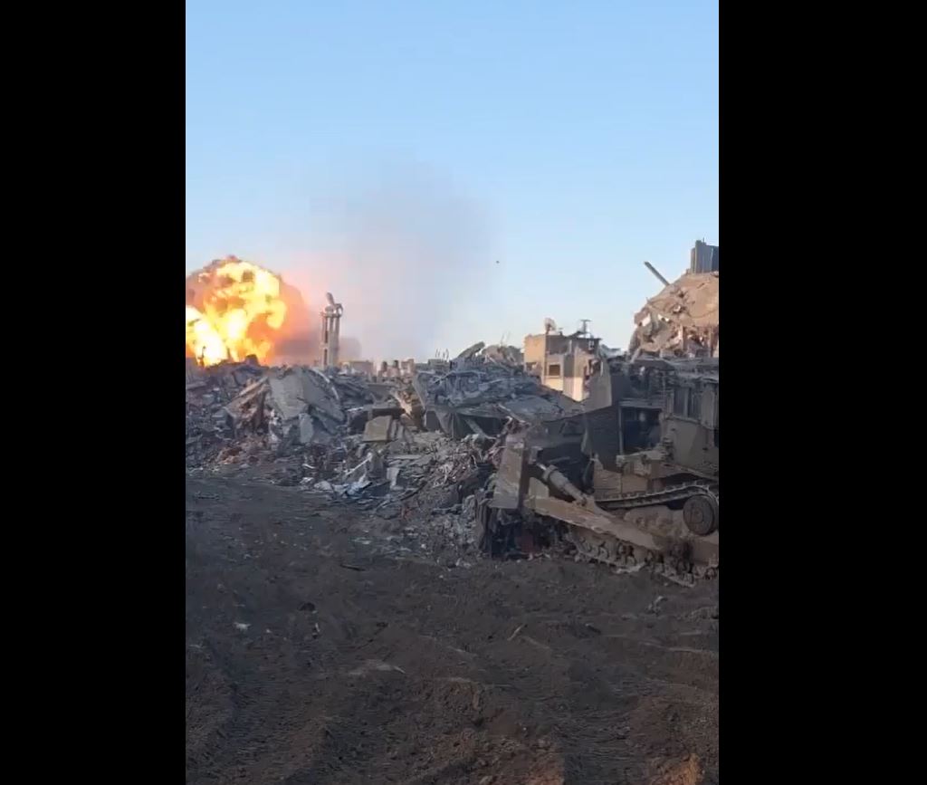Video: Israeli occupation forces blow up a residential block in Jabalia, northern Gaza