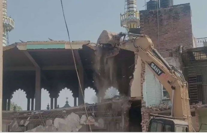 नूरी मस्जिद पर प्रशासन ने चलाया बुलडोजर, कोर्ट के फैसले का नहीं किया इंतज़ार 