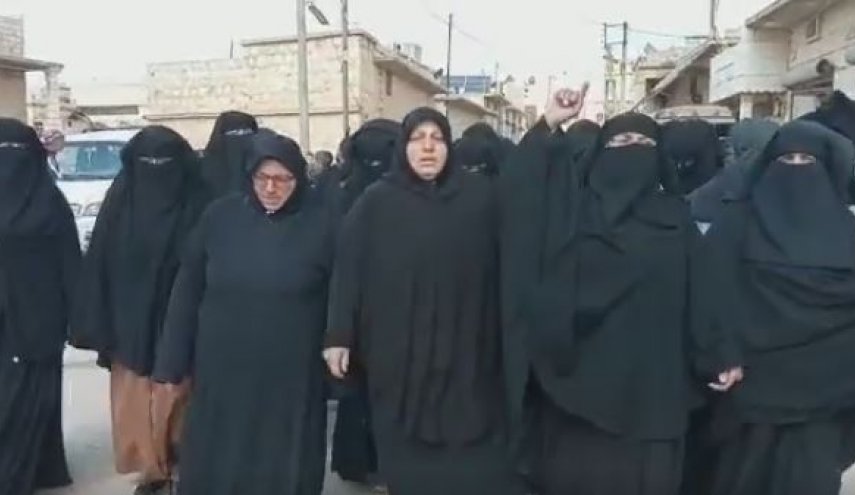 فيديو |  نساء وعوائل عناصر العصابات الارهابية في ادلب يطالبون الجولاني بإطلاق سراح الارهابيين