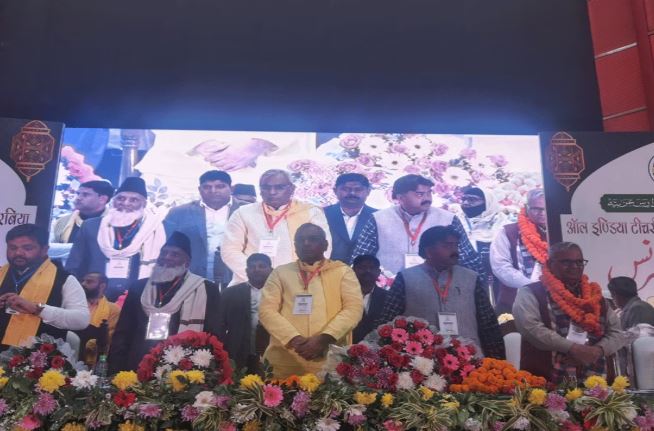   मदरसा शिक्षकों ने सरकार के खिलाफ मोर्चा खोला 