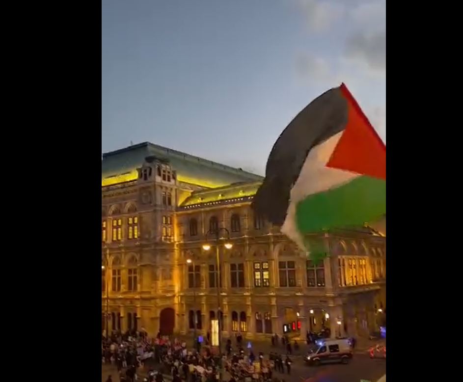 Video: Powerful moments from large-scale demonstrations in support of Palestine in Vienna, Austria