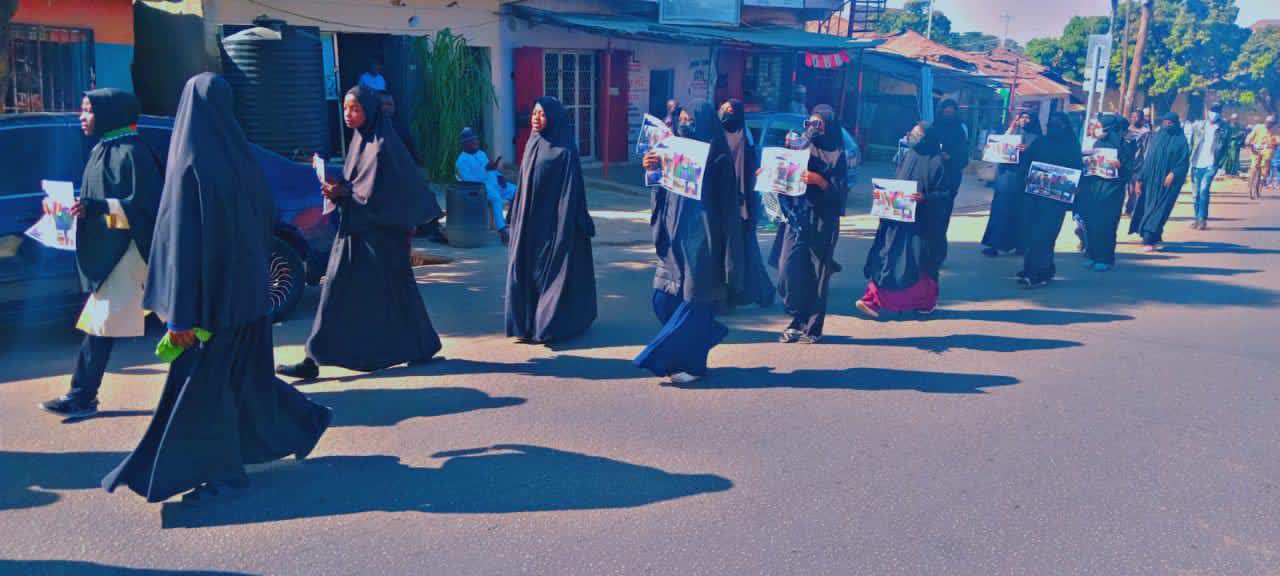 Nigeriyanın “Cos” şəhərində Zaria Şiə Soyqırımının ildönümü ilə əlaqədar yürüş / Foto