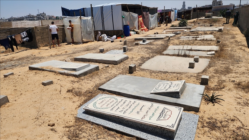 فیديو | مقابر مدينة خانيونس تحولت لمساكن يقطنها النازحون!