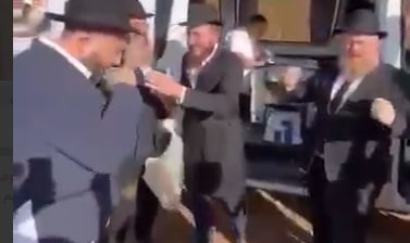 فيديو | حاخامات صهاينة يؤدون طقوس تلمودية بالقرب من قاعدة جبل الشيخ بسوريا