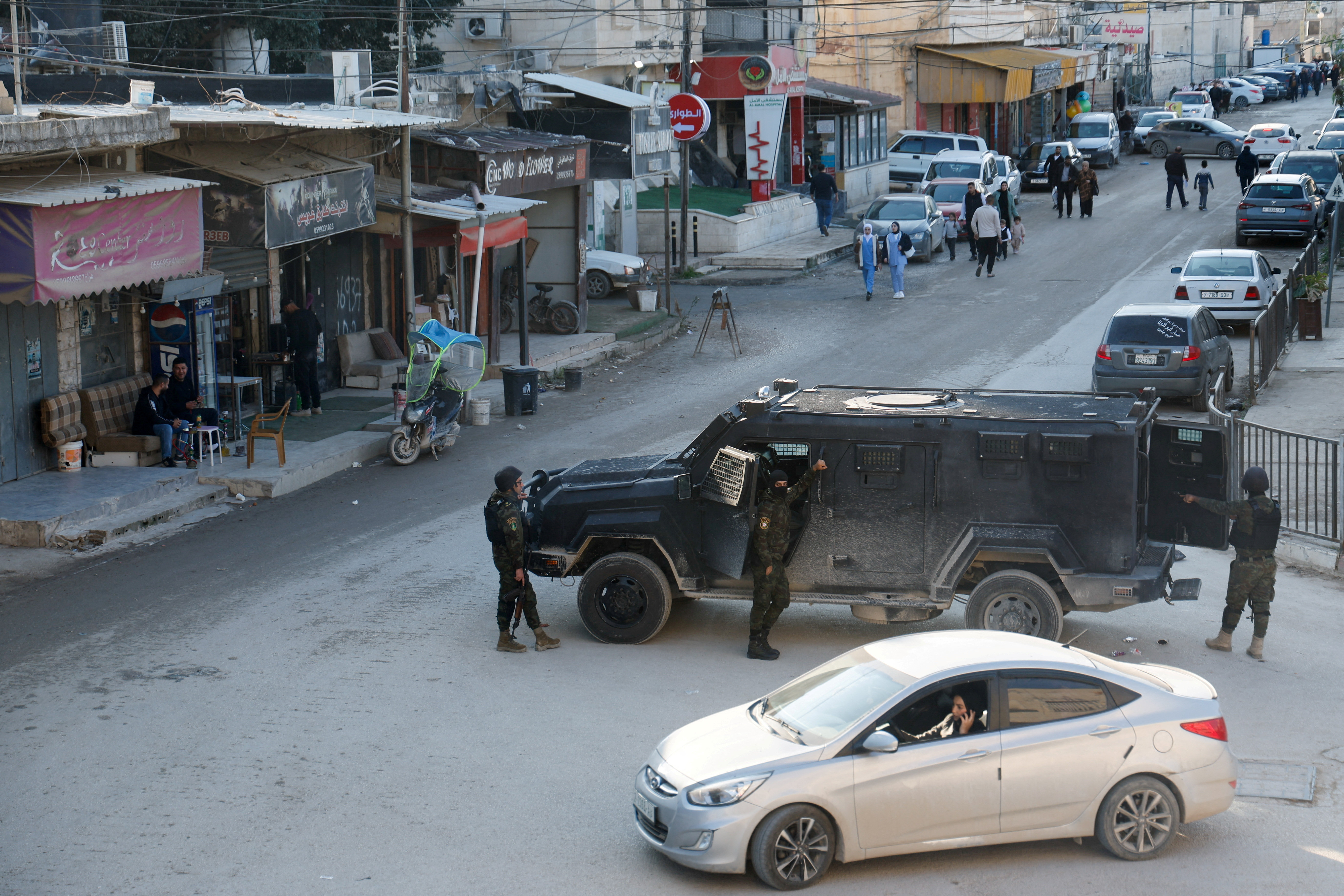 فیديو | مشاهد من الاشتباكات بين مقاومين فلسطينين وعناصر السلطة في مخيم جنين