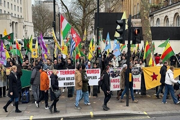 ناڕەزایەتی بە هێرشەکانی تورکیا دژی کوردەکان لە بەریتانیا
