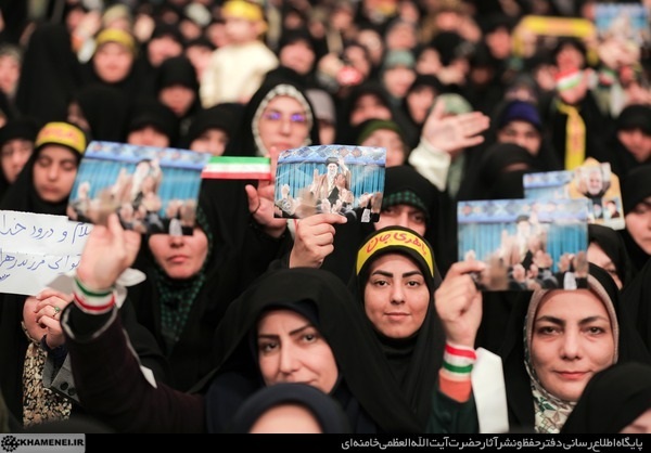 اسلام میں مرد اور عورت کے حقوق مساوی ہیں / اسلام عورت کو ایسا پھول سمجھتا ہے جس کی طراوت اور خوشبو کو گھرانے میں محفوظ رکھنا اور بروئے کار لانا چاہئے / مقاومت کے خاتمے کے بارے میں امریکی ـ صہیونی تصورات غلط ہیں، رہبر انقلاب اسلامی + تصاویر