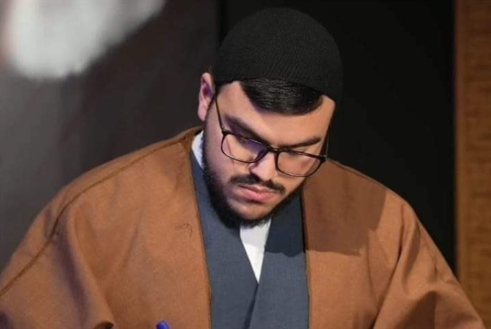 صورة / الإمام الخامنئي يتوج نجل السيد نصر الله محمد مهدي عمامته