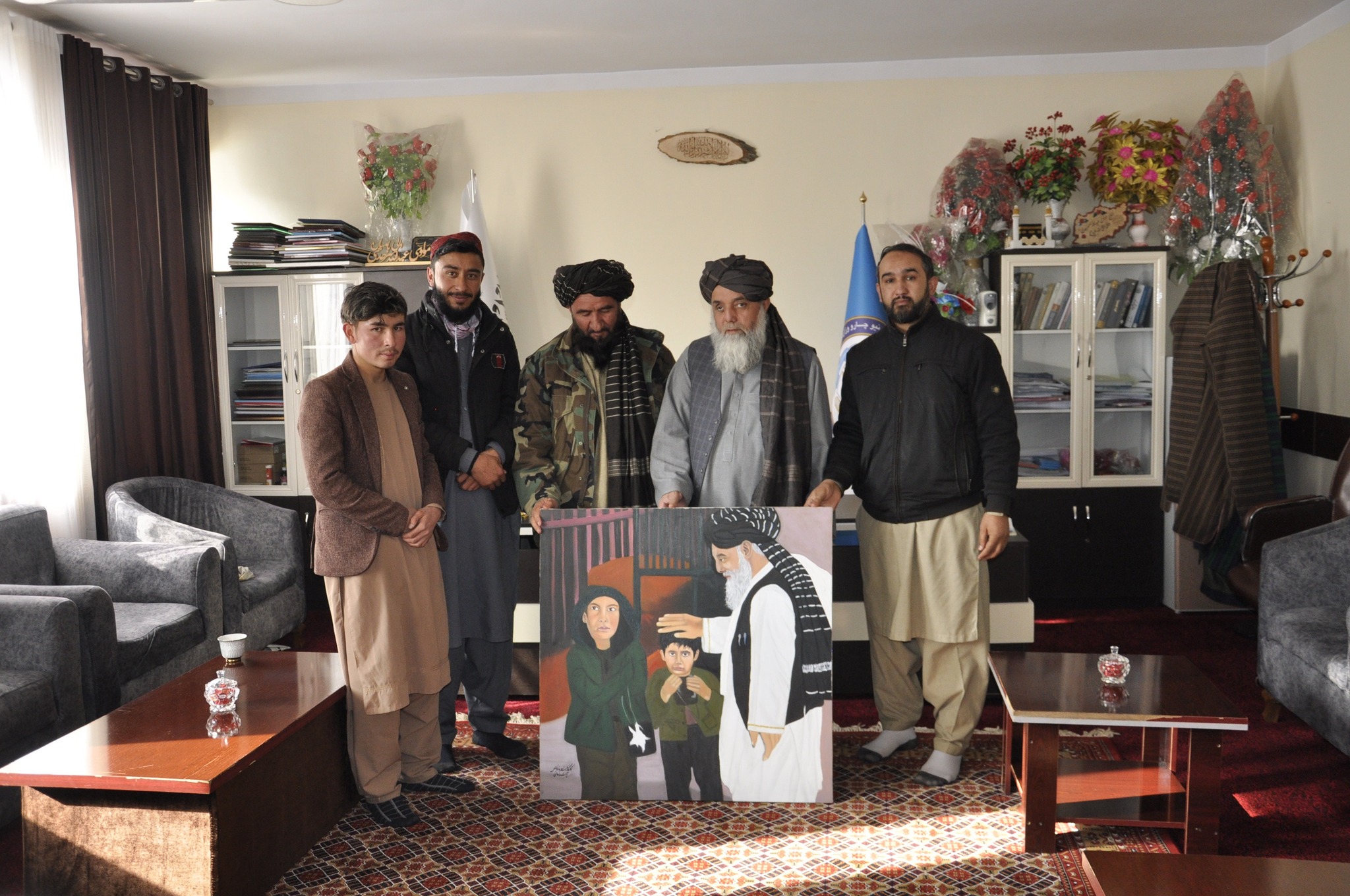 استاندار طالبان در بامیان از تابلوی نقاشی خودش استقبال کرد / طالبان نقاشی و تصویربرداری از موجودات زنده را ممنوع کرده است