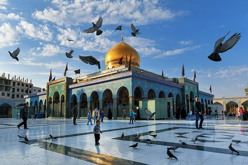 فیدیو | مشهد جديد.. رفع آذان في حرم السيدة "زينب" (ع) بالعاصمة السورية 