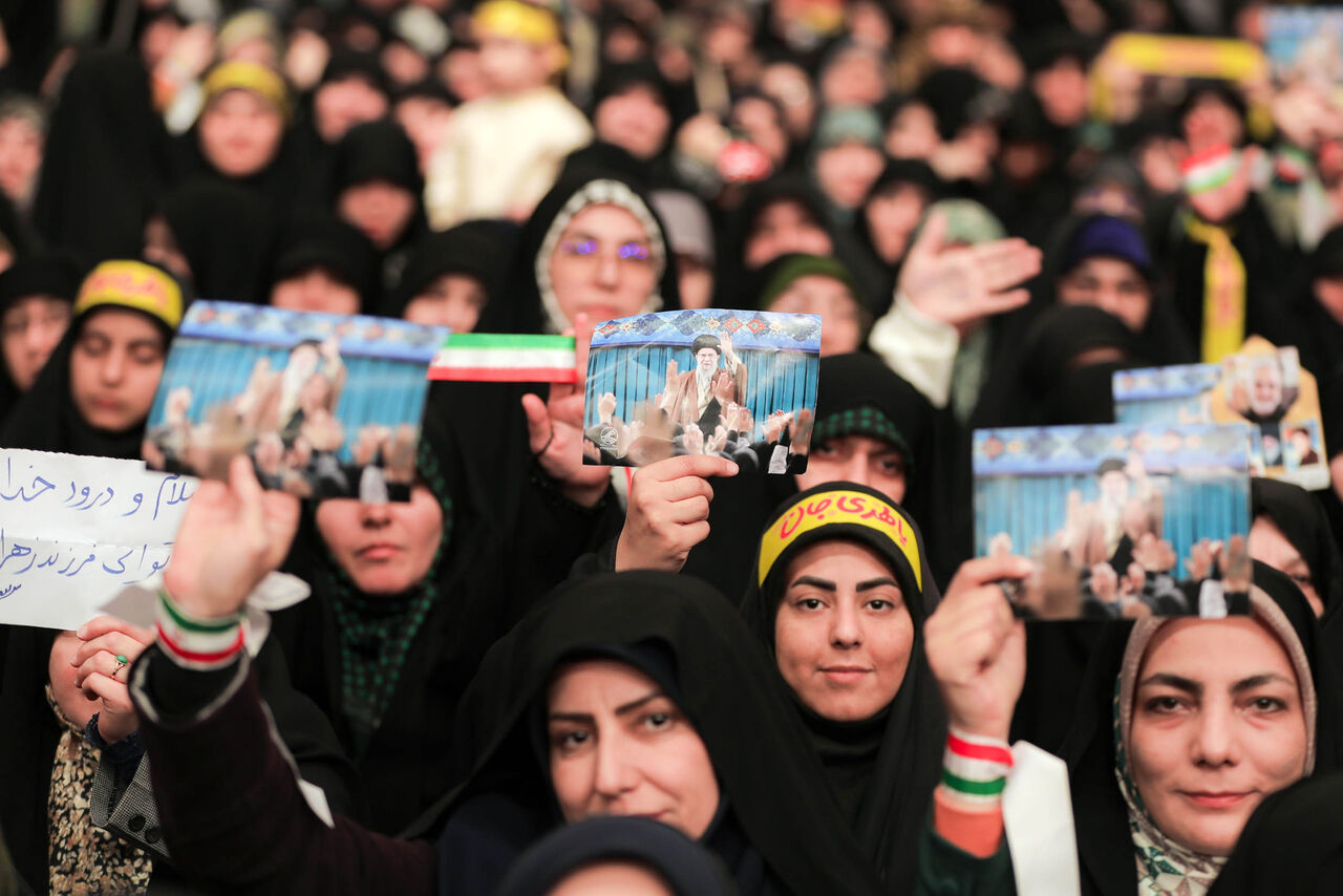 Encontro do Líder Supremo da Revolução com milhares de mulheres iranianas