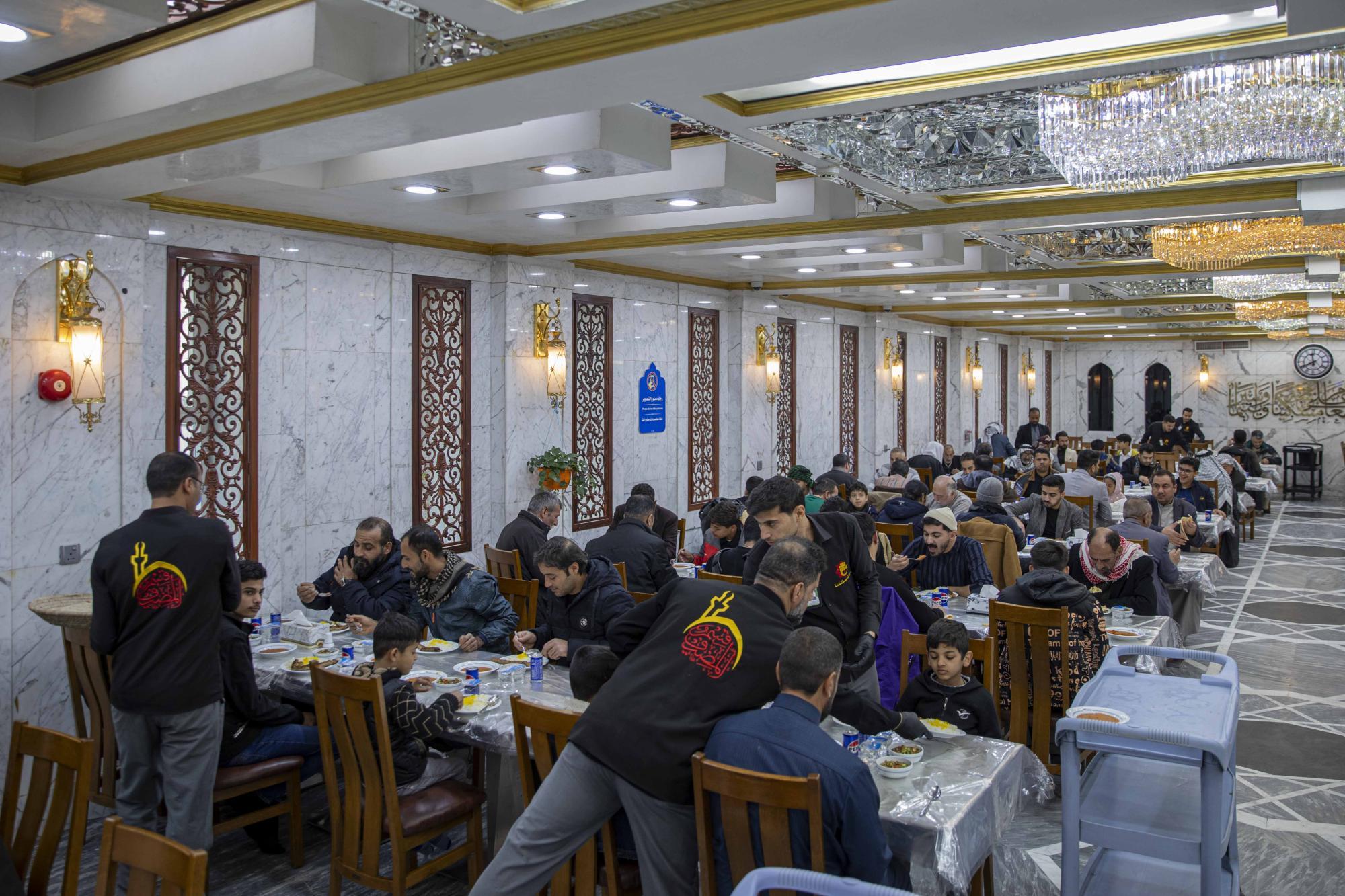 Host restaurant dept at Al-Abbas shrine offers 55 thousand meals on demise anniv of Lady Umm Al-Baneen (+Photos)