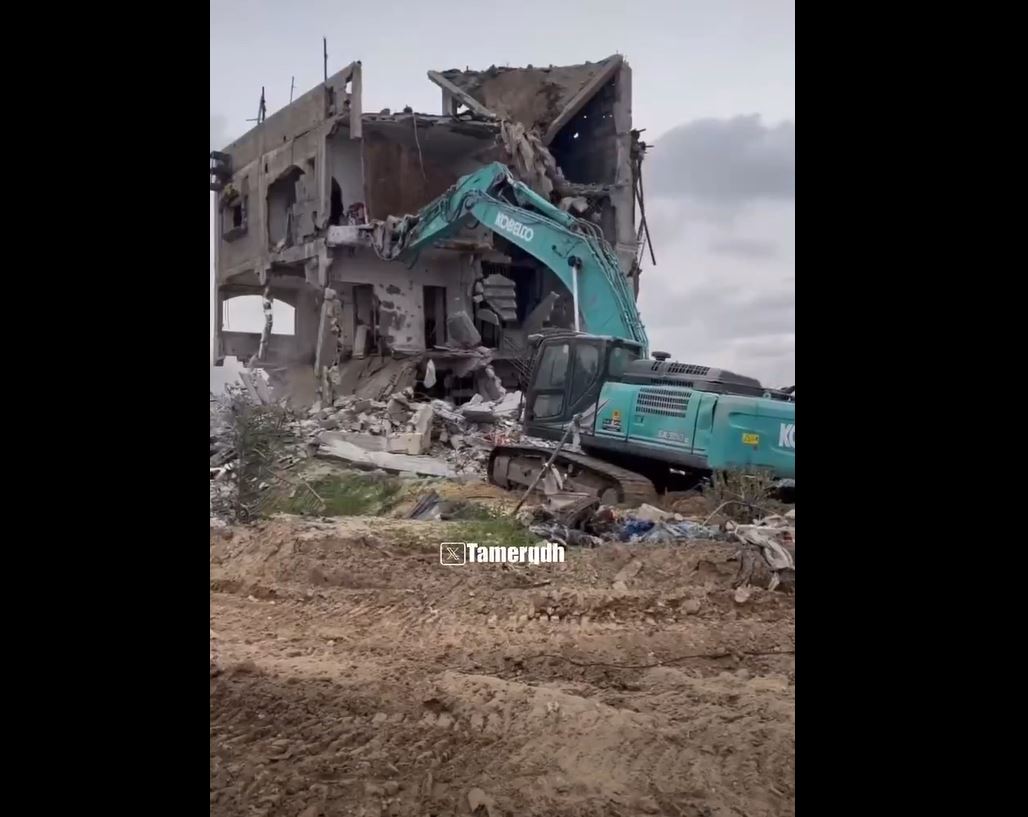 Video: An evil Israeli soldier destroying, opening fire, and burning Palestinian homes in northern Gaza 