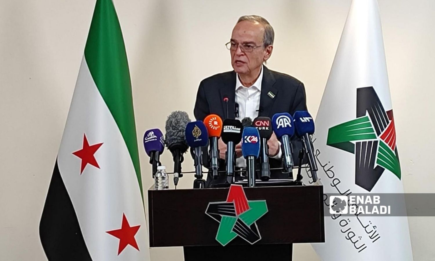 رئيس الائتلاف السوري: حكومة تصريف الأعمال في سوريا يجب أن لا تقصي أي طرف ولا تقوم على أساس طائفي