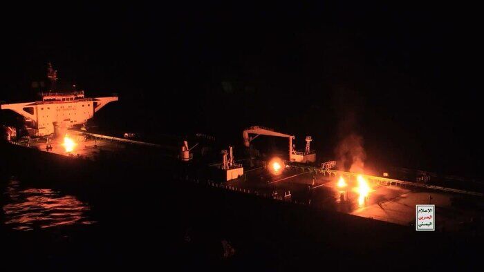 Clashes reported between Yemeni army, US warships in Red Sea