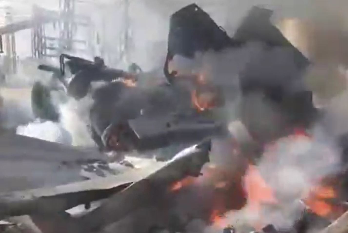 Video: Extinguish fires caused by Israeli bombing of Hezyaz power station in Sana'a, Yemen