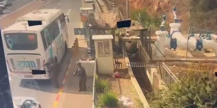 فیديو | لحظة تنفيذ الشهيد سامر حسين عملية "أريئيل" والتي أسفرت عن عدد من الإصابات 