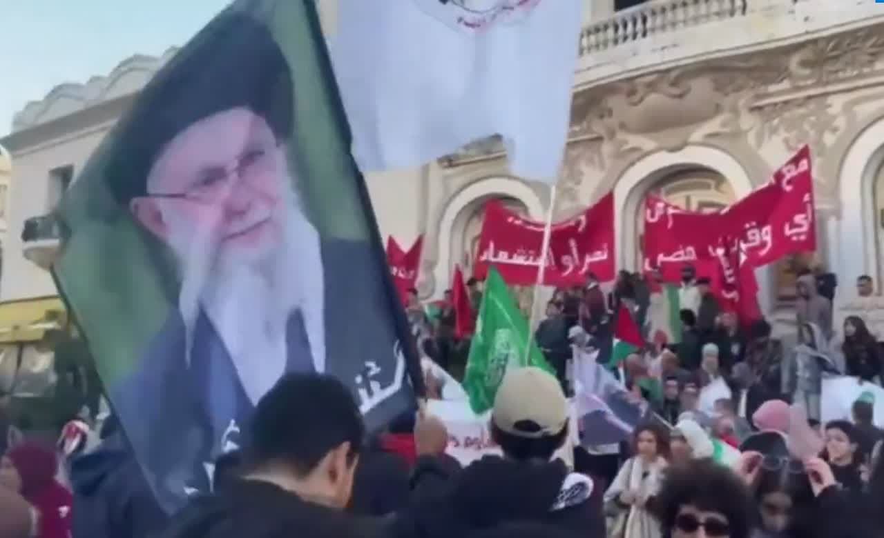 فیدیو | رفع صورة الإمام الخامنئي بالعاصمة التونسية أثناء وقفة تضامن مع الشعب الفلسطيني بغزة