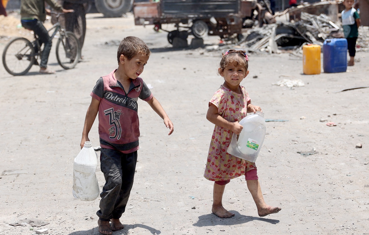 ویدئو | کودکان گرسنه غزه به دنبال غذا در دیگ‌های خالی