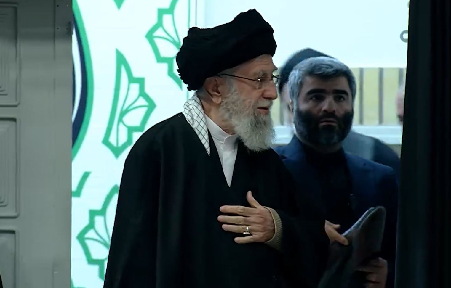 Video | Saglit na panahon para dumalo si Imam Khamenei sa unang gabi ng mga seremonyang pagluluksa sa pagiging martir ni Hadrat Fatimah(sa)