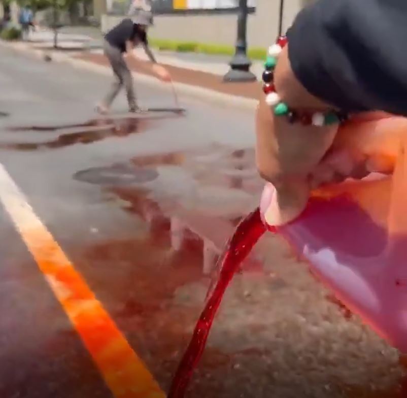 Video: Pro-Palestinian protesters poured bloody water near AIPAC in Washington, D.C., US